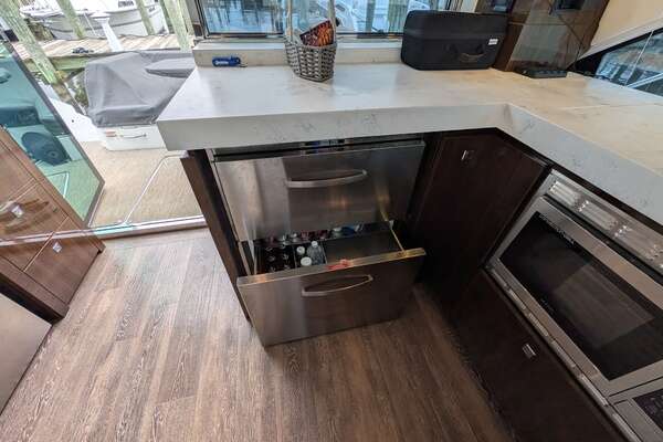 2022 Cruisers Yachts 54