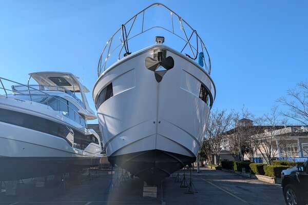 2022 Cruisers Yachts 54