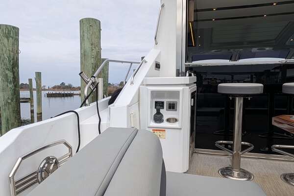 2022 Cruisers Yachts 54