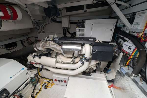 2022 Cruisers Yachts 54