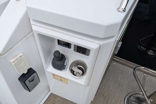 2022 Cruisers Yachts 54