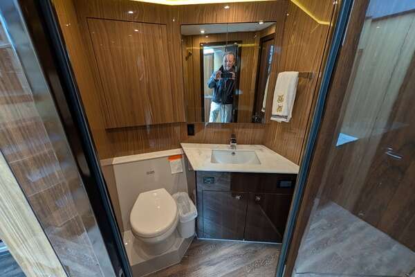 2022 Cruisers Yachts 54