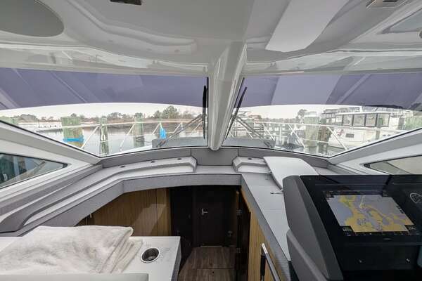 2022 Cruisers Yachts 54