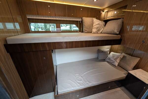 2022 Cruisers Yachts 54