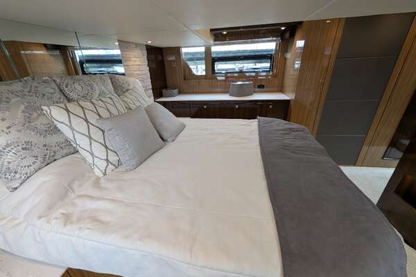 2022 Cruisers Yachts 54