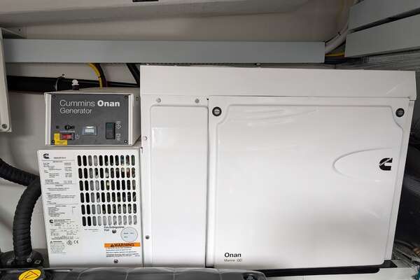 2022 Cruisers Yachts 54