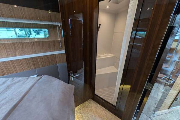 2022 Cruisers Yachts 54