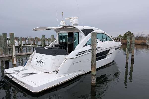 2022 Cruisers Yachts 54