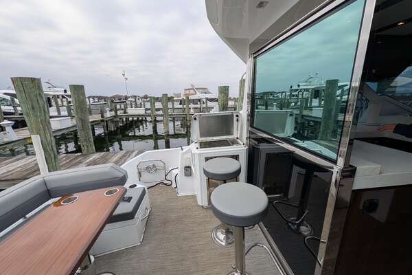 2022 Cruisers Yachts 54