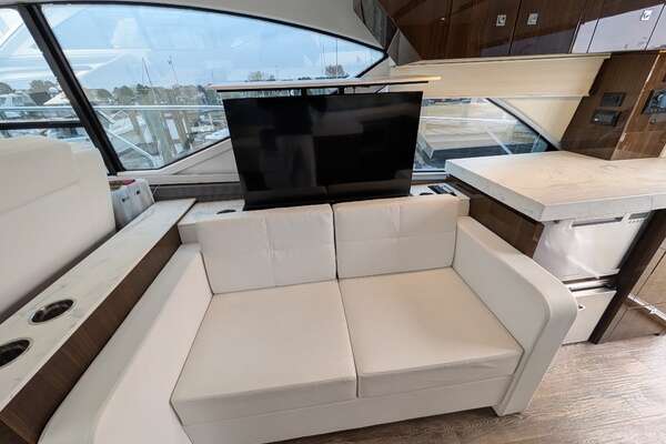 2022 Cruisers Yachts 54