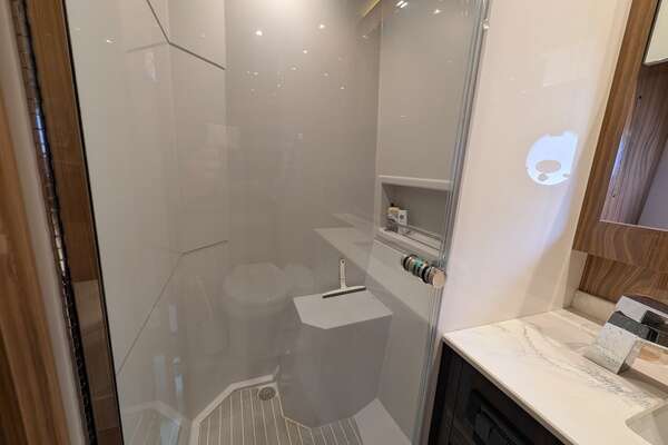 2022 Cruisers Yachts 54