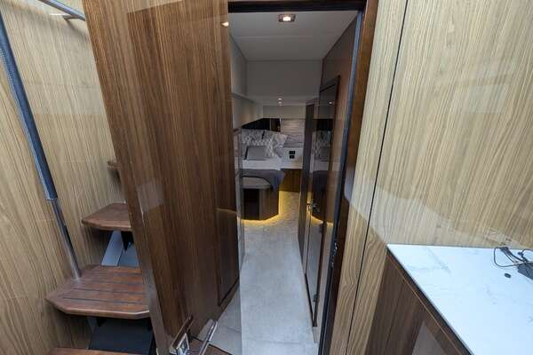 2022 Cruisers Yachts 54