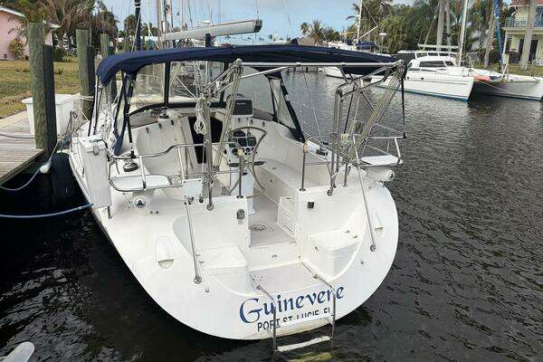 Photo of the 2004 Catalina 350 "GUINEVERE"