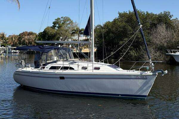 Photo of the 2004 Catalina 350 "GUINEVERE"