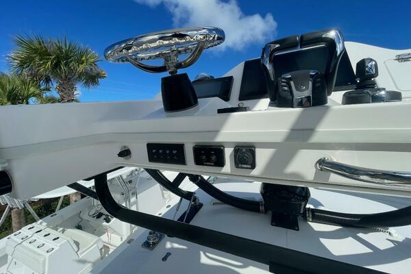 Everglades 335 Center Console -