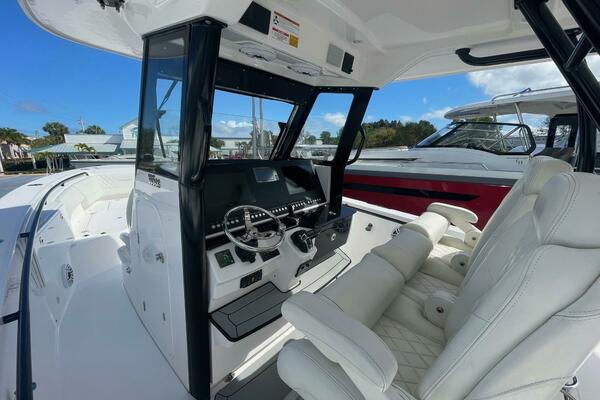 Everglades 335 Center Console -