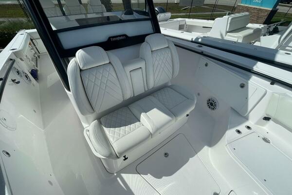 Everglades 335 Center Console -
