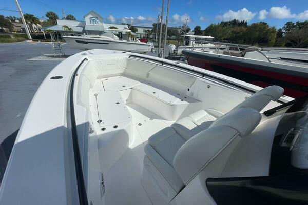 Everglades 335 Center Console -