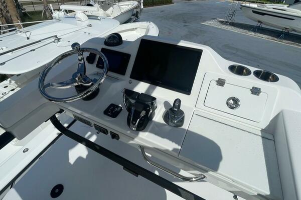 Everglades 335 Center Console -