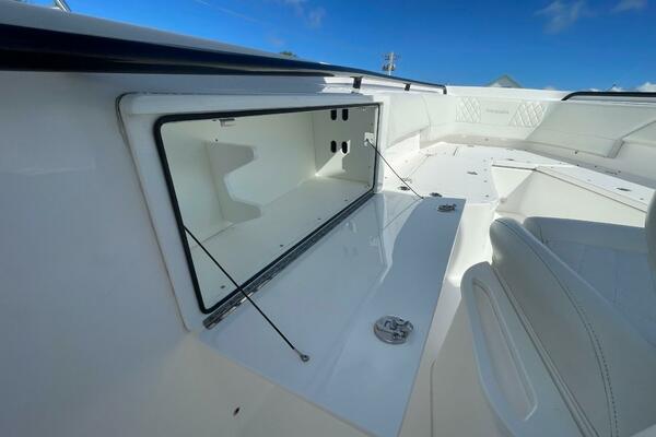 Everglades 335 Center Console -