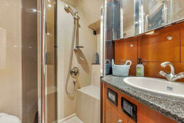 2005 Cruisers Yachts 50