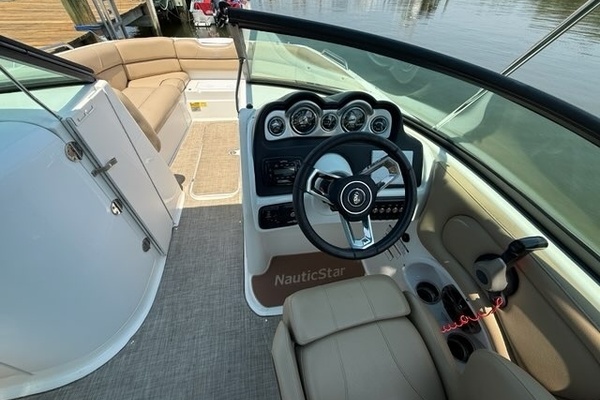 24ft NauticStar Yacht For Sale