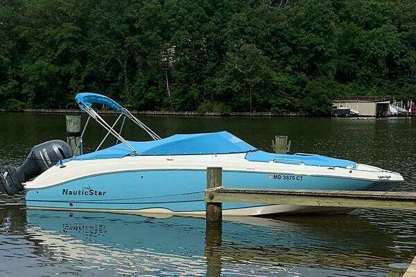 Photo of the 2019 NauticStar 243 DC