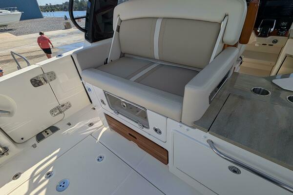 35ft Boston Whaler Yacht For Sale