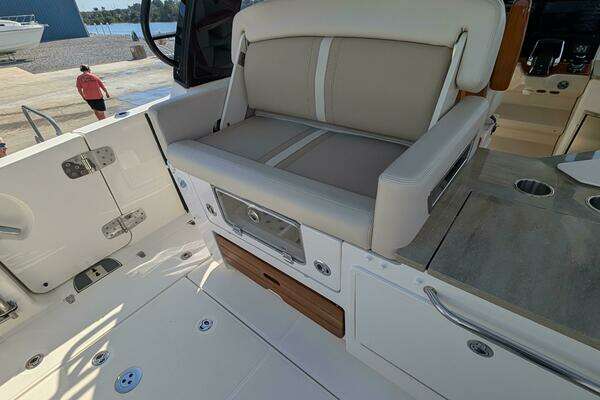 2024 Boston Whaler 35