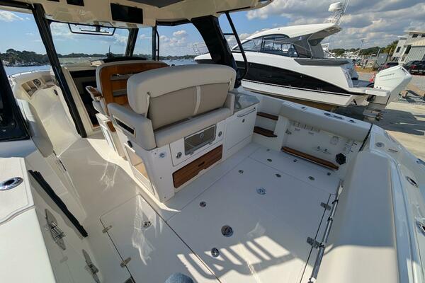 35ft Boston Whaler Yacht For Sale