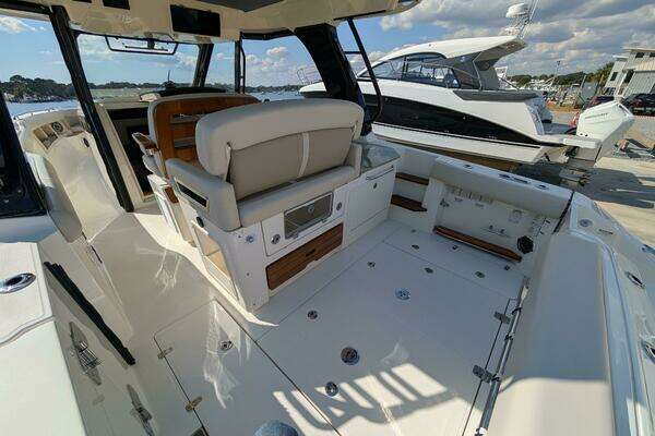 2024 Boston Whaler 35