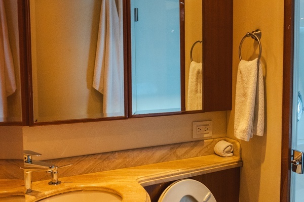 McKinna 69 Skylounge Yacht For Sale