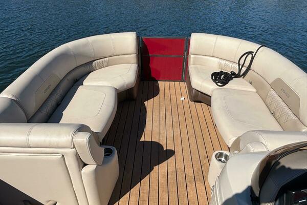 TRI TOON WITH LIFTING STRAKES 24ft Coach Pontoons Yacht For Sale