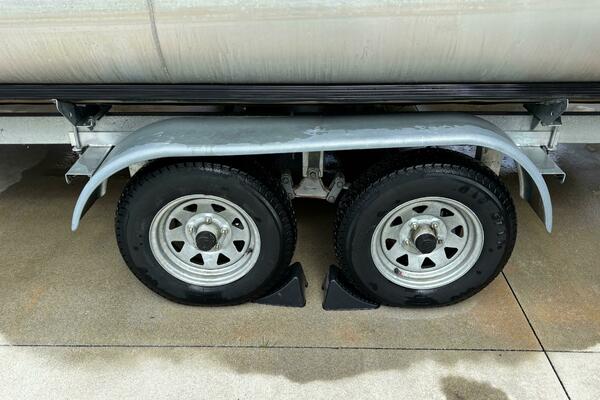 TRI TOON WITH LIFTING STRAKES 24ft Coach Pontoons Yacht For Sale