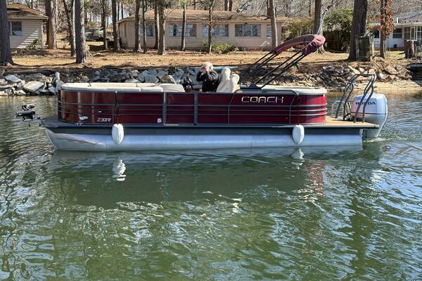 TRI TOON WITH LIFTING STRAKES 24ft Coach Pontoons Yacht For Sale