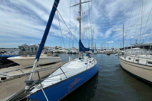 Photo of the 1986 Catalina 38 "JAZZ"