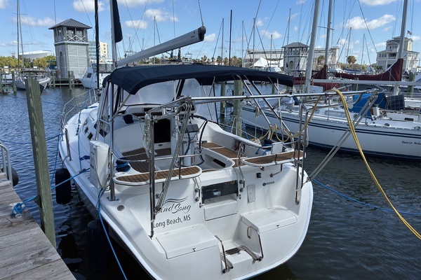 Photo of the 2008 Hunter 38 "Wind Song"