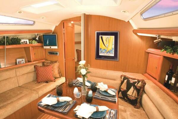 2008 Hunter 38 - Salon
