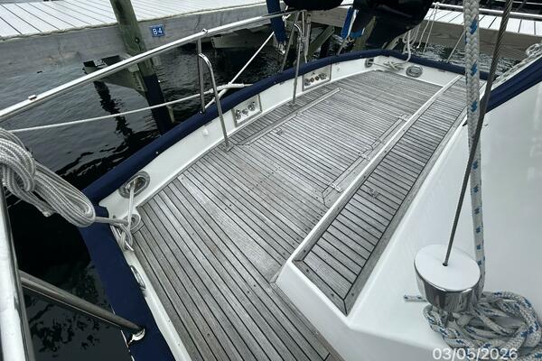 42' Grand Banks aftdeck1