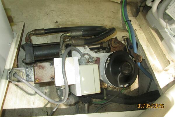 42' Grand Banks starboard stabilizer head