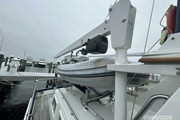 42' Grand Banks tender davit2