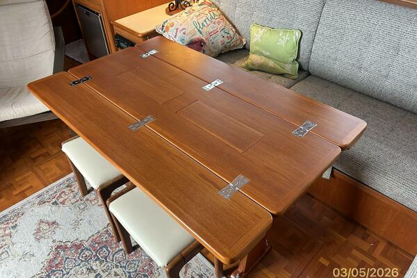42' Grand Banks salon table2
