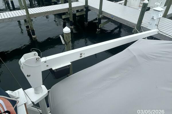 42' Grand Banks tender davit1