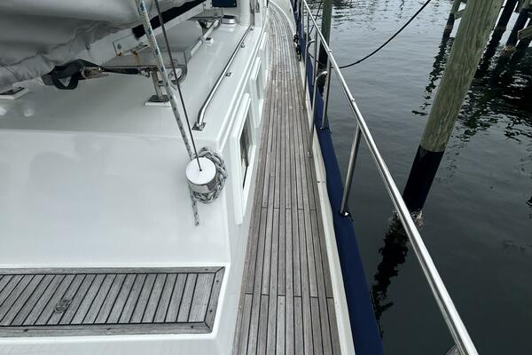 42' Grand Banks starboard side deck2