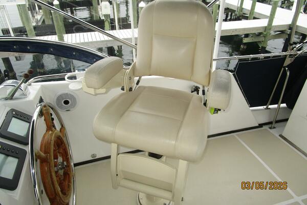 42' Grand Banks helmseat