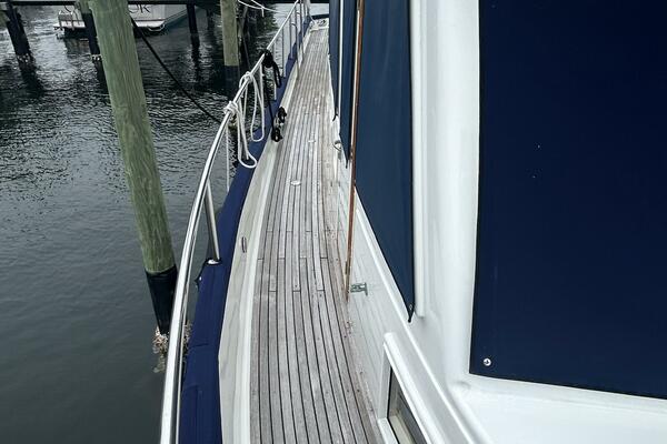42' Grand Banks starboard side deck1