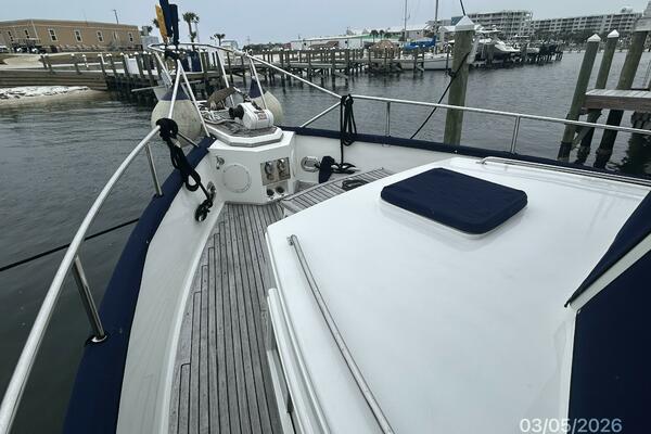 42' Grand Banks foredeck2