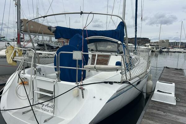1995 Catalina 320 Study Hull