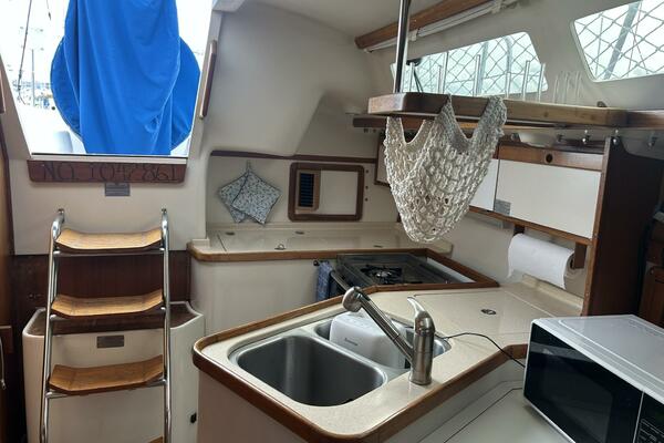 1995 Catalina 320 Study Hull