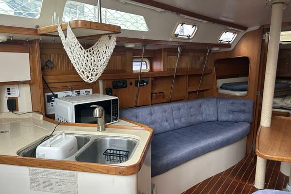 1995 Catalina 320 Study Hull